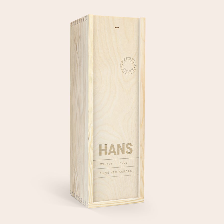 The Balvenie whiskey in kist personaliseren Houten kist gegraveerd met "HANS", "WISKEY", "2001" en "FIJNE VERJAARDAG", voor een heerlijke fles whisky.