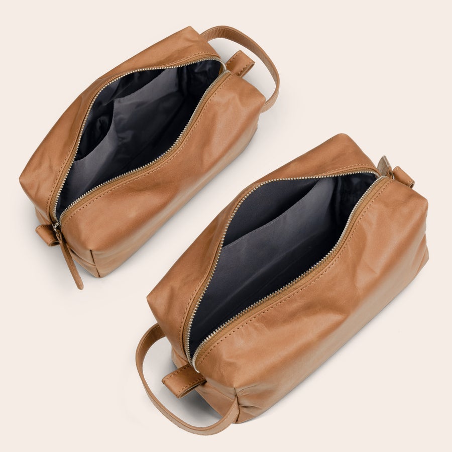 Graverad necessär i läder Graverad necessär i läder