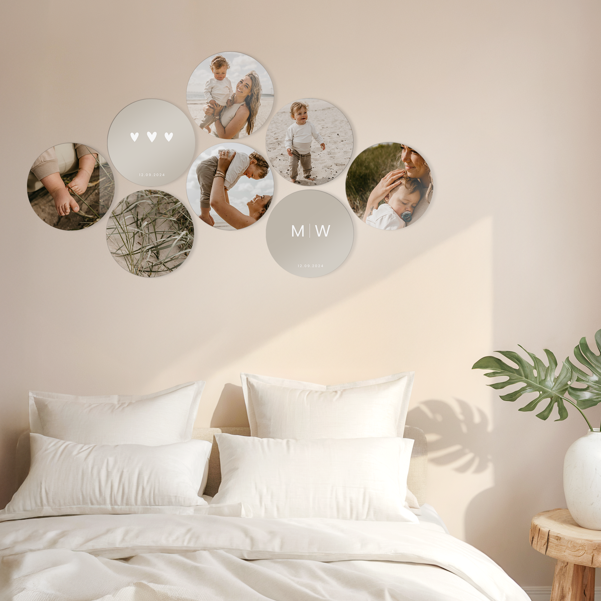 Set de panouri decorative rotunde din lemn, personalizate cu fotografii de familie, inițiale MW și data 12-08-2024, perfecte pentru a-ți decora peretele cu designul tău.
