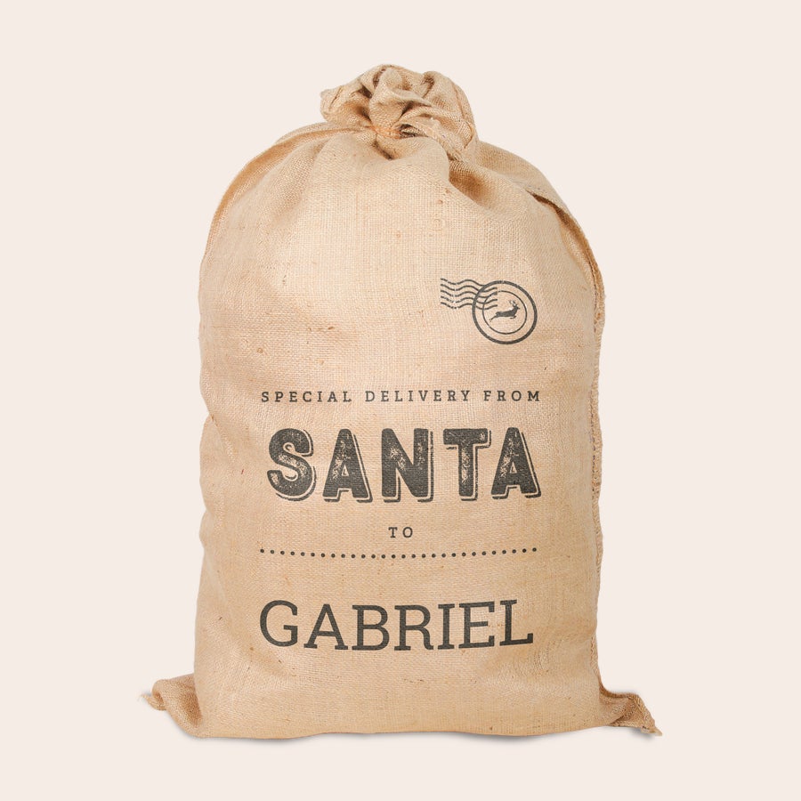 Sac de Crăciun din pânză Sac de Craciun personalizat din panza, cu text imprimat Special Delivery From Santa To Gabriel și stampila de Mos Craciun cu ren