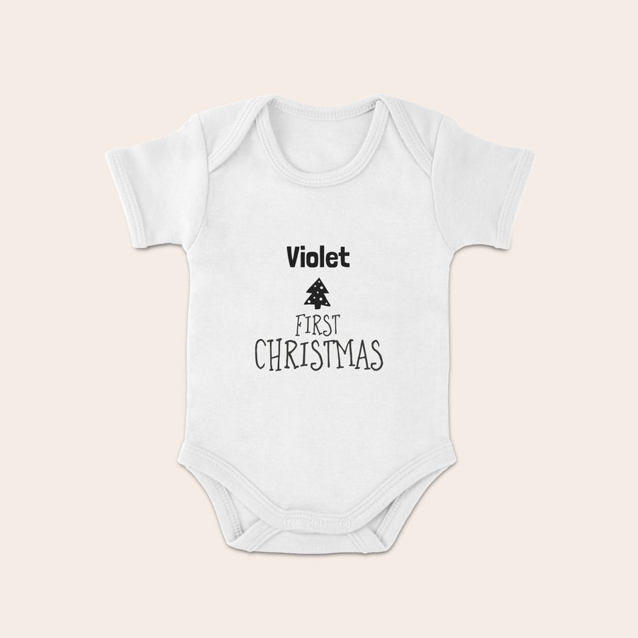 Primul body de Crăciun al bebelușului Salopetă albă de bebeluș personalizată cu numele "Violet" și textul "First Christmas" cu un brăduț, perfectă pentru a sărbători primul Crăciun al bebelușului tău