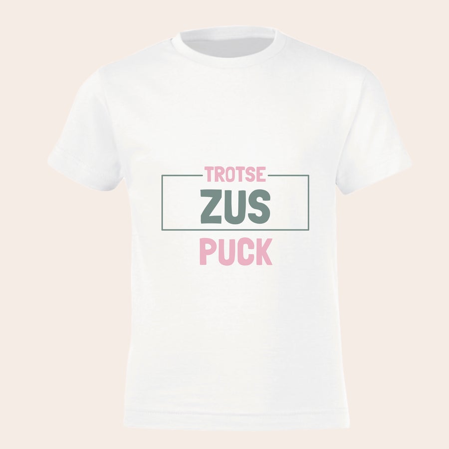 T-shirt - Grote broer / zus bedrukken Wit gepersonaliseerd kinder T-shirt bedrukt met de tekst "Trotse Zus Puck" voor de aankondiging van een tweede zwangerschap.