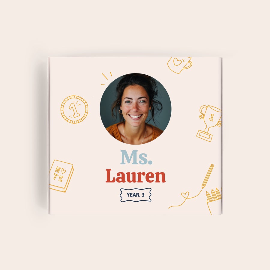 Milka Pralines Lærer Personlig Milka-gaveboks i lys farge trykket med bilde av en lærer, navnet Ms. Lauren og år. 3.