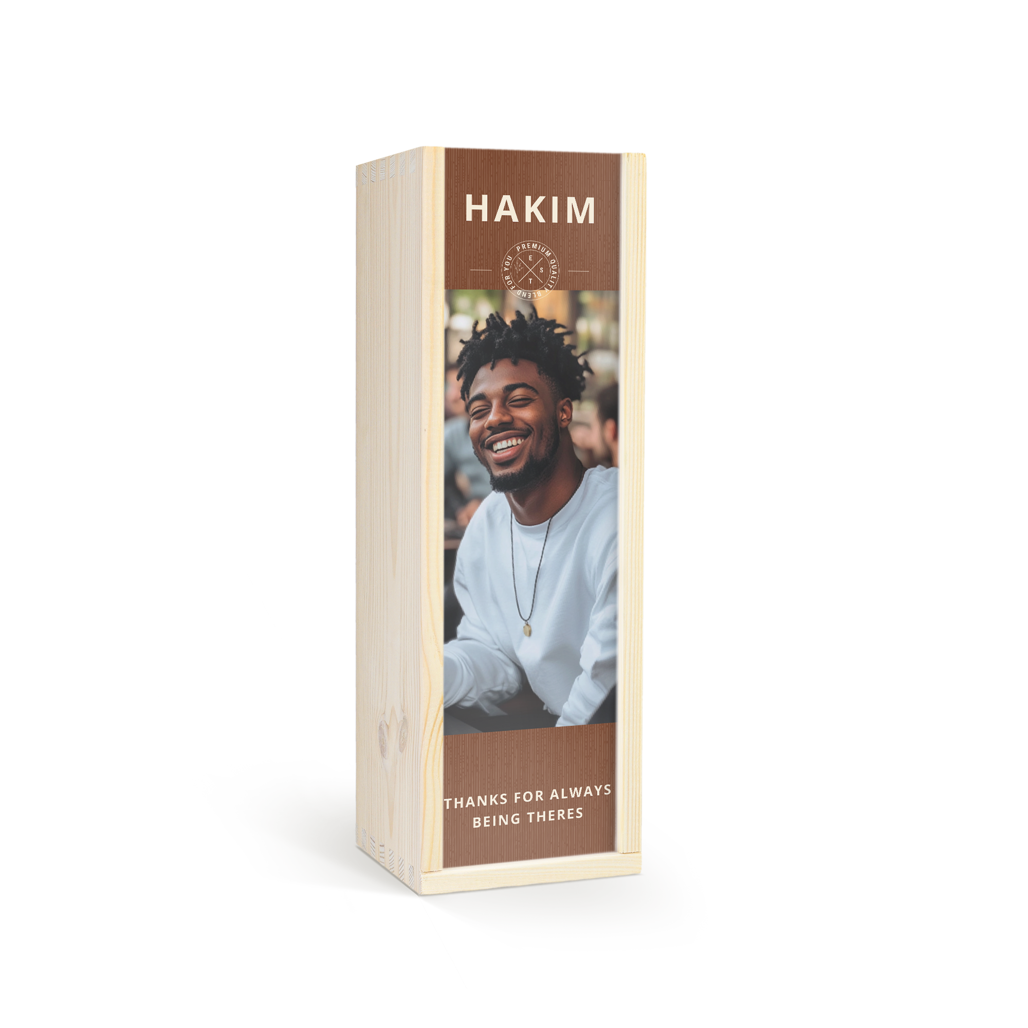 Personalisierte Holzkiste für Whisky mit dem Namen HAKIM, einem Foto eines lachenden Mannes und dem Text Thanks for always being there