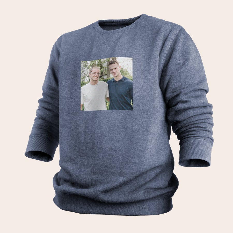 Moški pulover Moder personaliziran pulover s fotografijo dveh prijateljev, ki tvori oseben pulover z lastnim dizajnom.