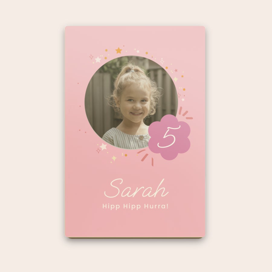 Chokladbrev Personligt chokladbrev i rosa med ett tryckt foto av en flicka, siffran 5 och texten "Sarah Hipp Hipp Hurra!"