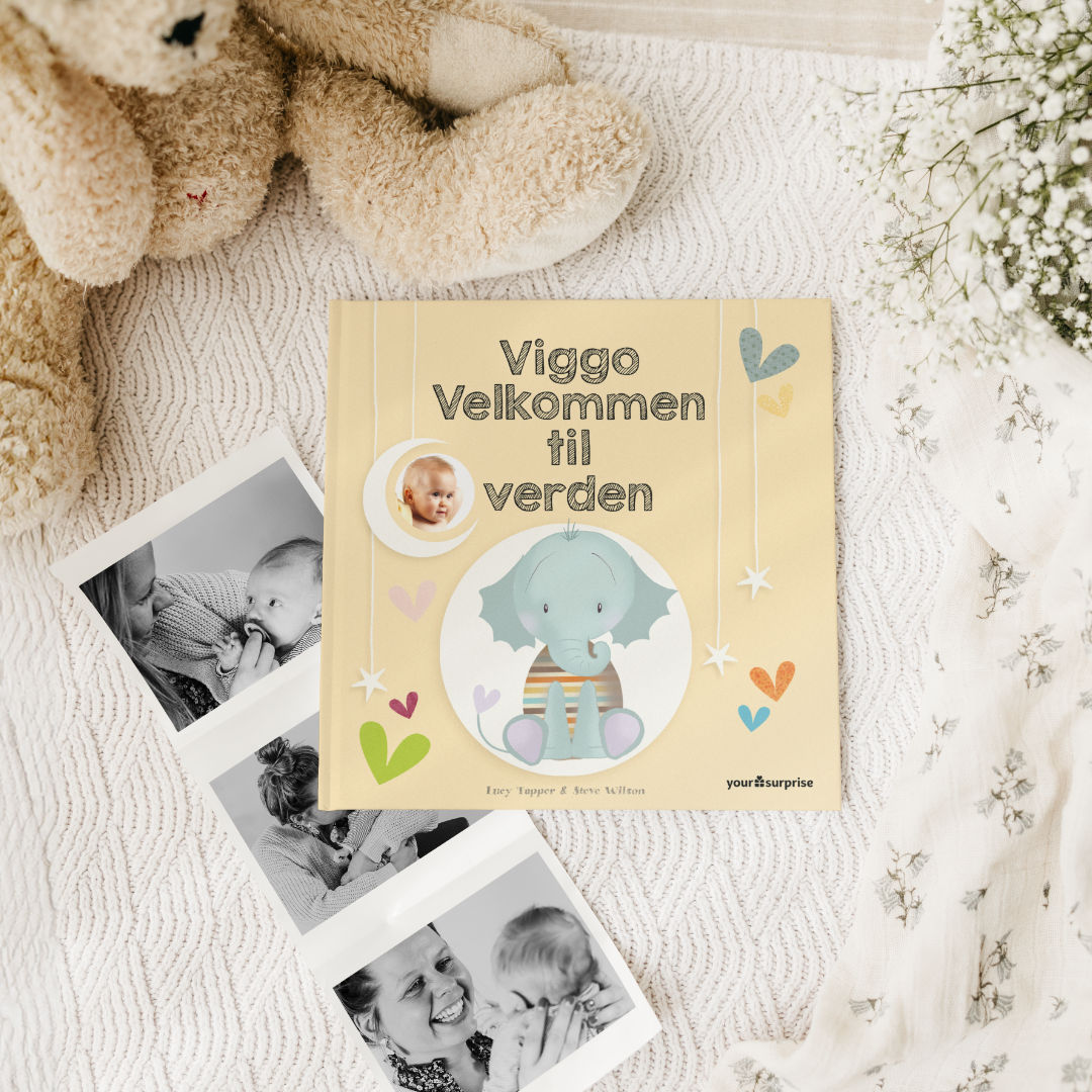 En personlig babybog med navn Viggo Velkommen til verden og et billede af en baby på forsiden