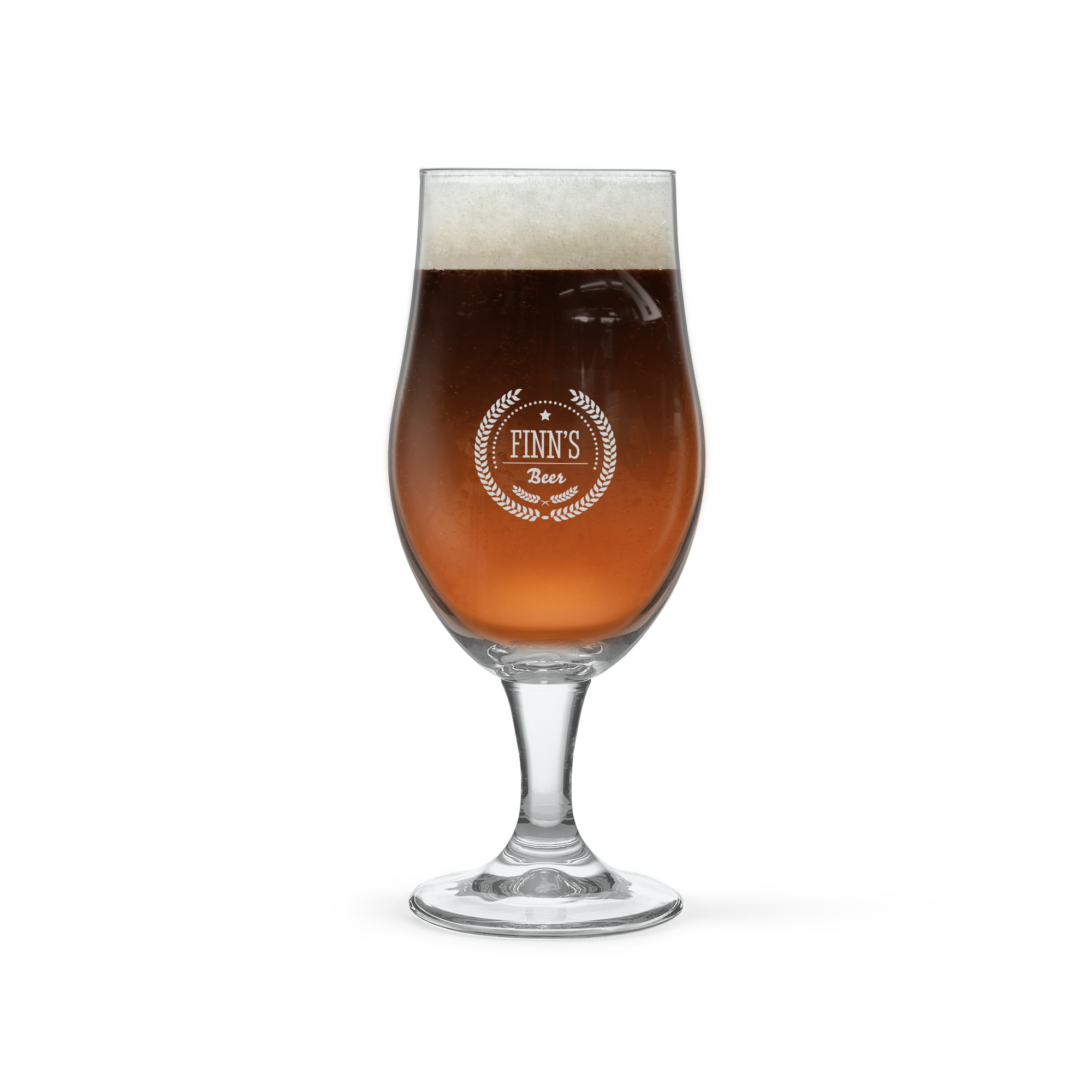 Ein personalisiertes Bierglas mit Namen Finn's Beer mit Gravur als Spezialbierglas mit goldbraunem Bier.