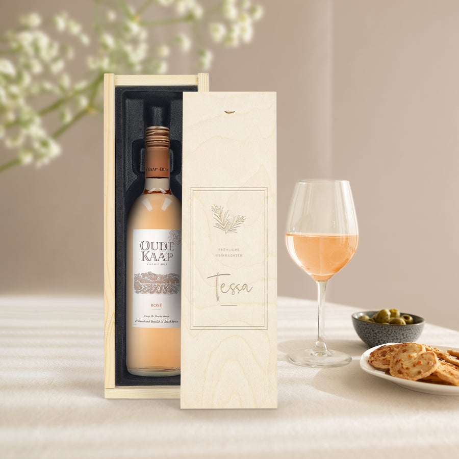 Oude Kaap Rosé personalisieren Eine Flasche Oude Kaap Rosé Wein in Holzkiste mit deiner Gravur "Fröhliche Weihnachten Tessa"