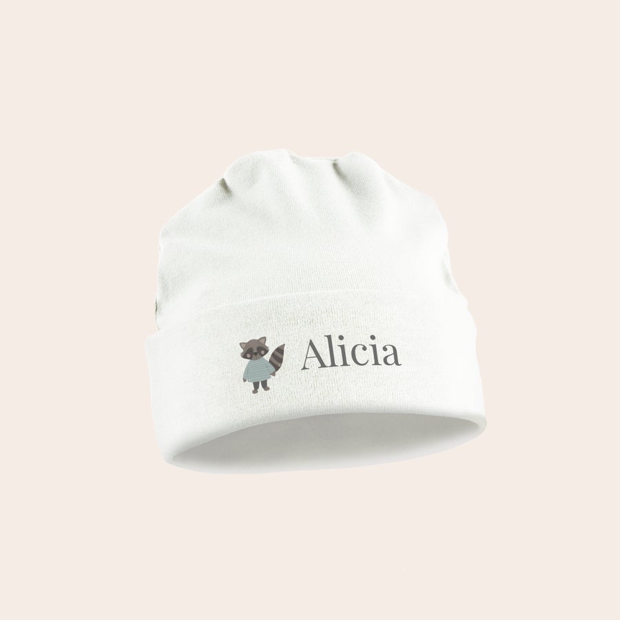Babymütze mit Namen Personalisierte Babymütze bedruckt mit dem Namen "Alicia" und einem süßen Waschbär-Design