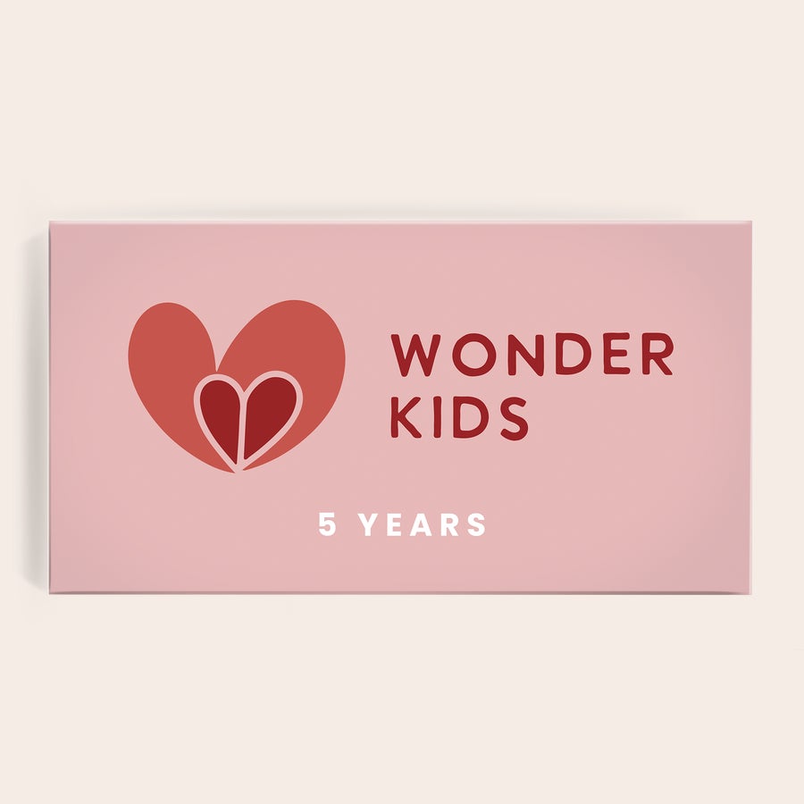 Personalizovaná čokoláda kinder Personalizovaná škatuľka na čokoládu Wonder Kids 5 Years s červeným srdcom, plnofarebne potlačená.