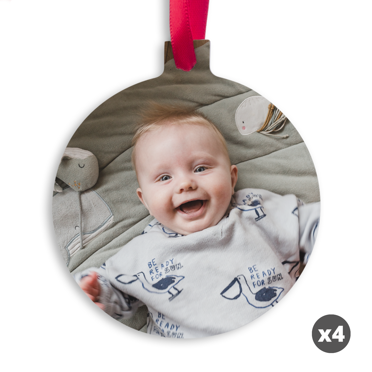 Adorno navideño de aluminio con una foto de bebé sonriente y texto personalizado, impreso con foto y listo para colgar.