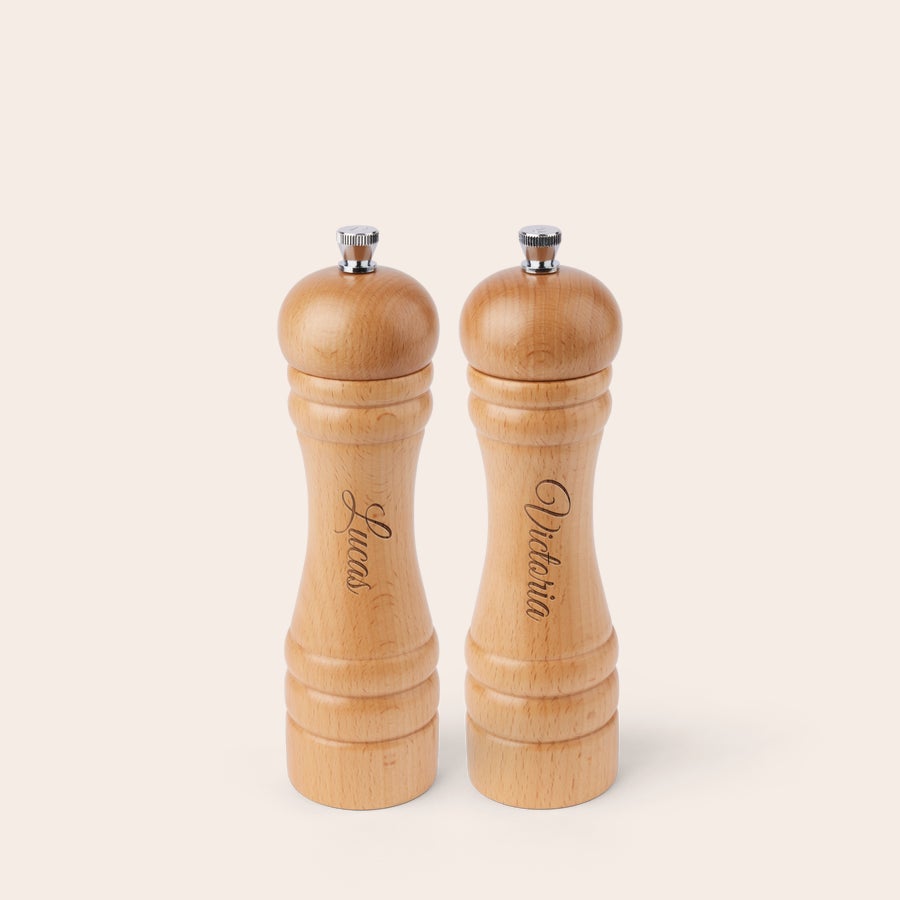 Juego de molinillo sal y pimienta personalizado con nombre  - L Juego de molinillos de sal y pimienta de madera con los nombres "Lucas" y "Victoria" grabados