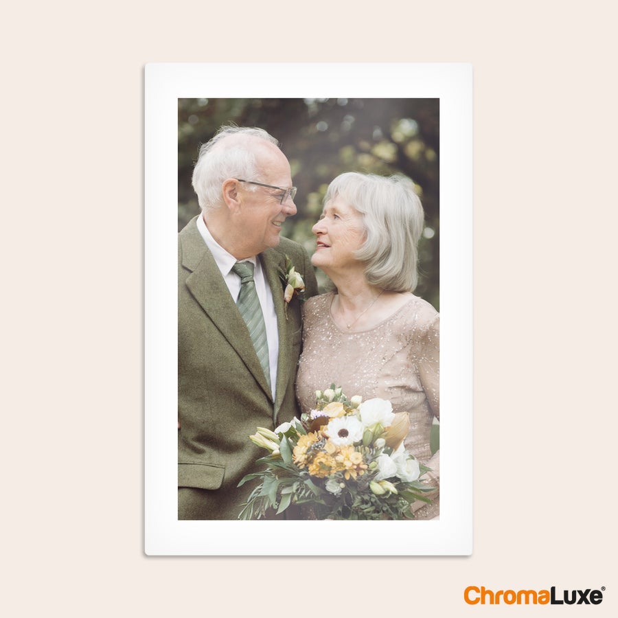 Foto auf Alu Fototafel mit personalisiertem Hochzeitsfoto eines älteren Paares und einem Blumenstrauß, bedruckt mit eigenem Foto und Text