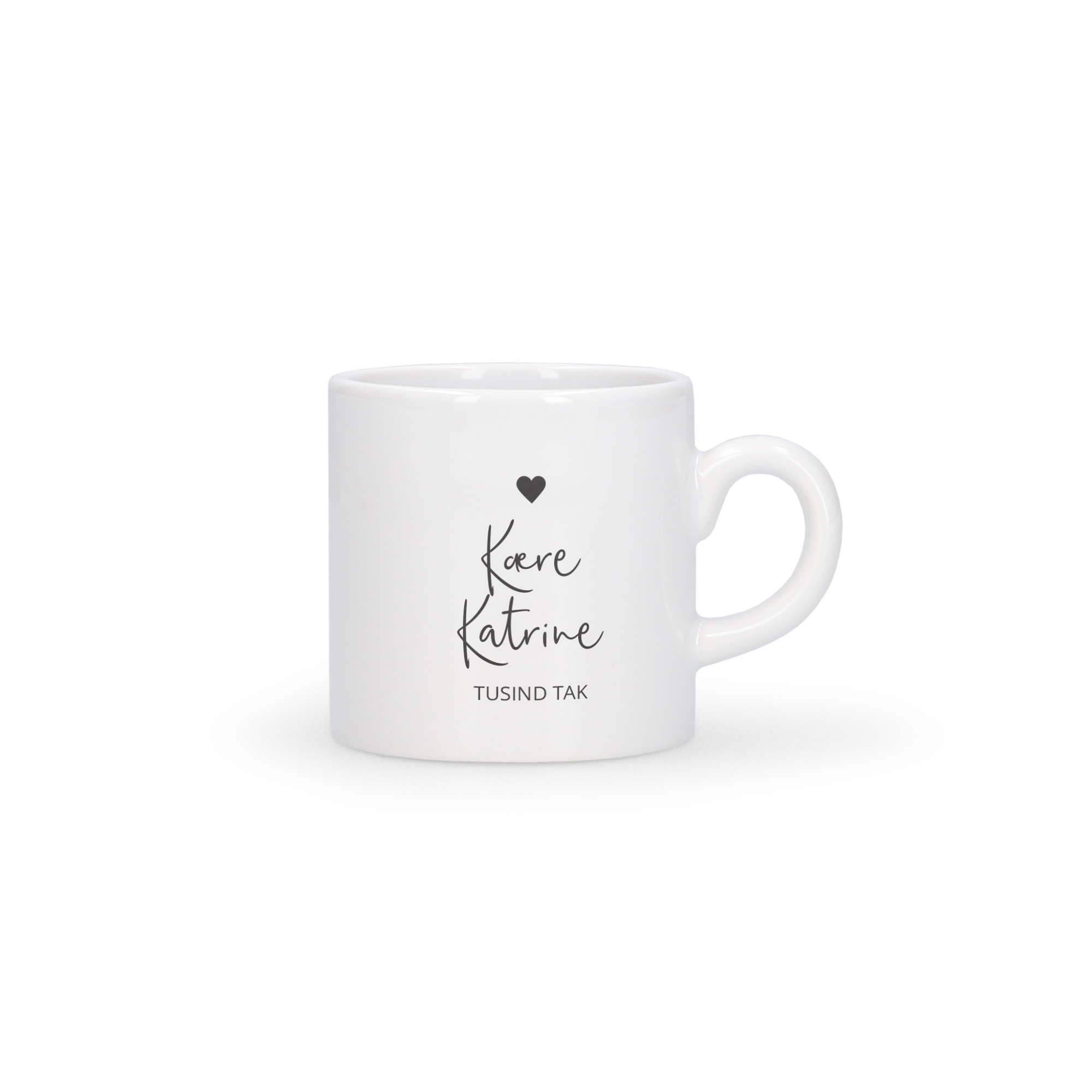 Hvidt espressokrus med tryk af et hjerte og teksten Kære Katrine, TUSIND TAK for en personlig gave