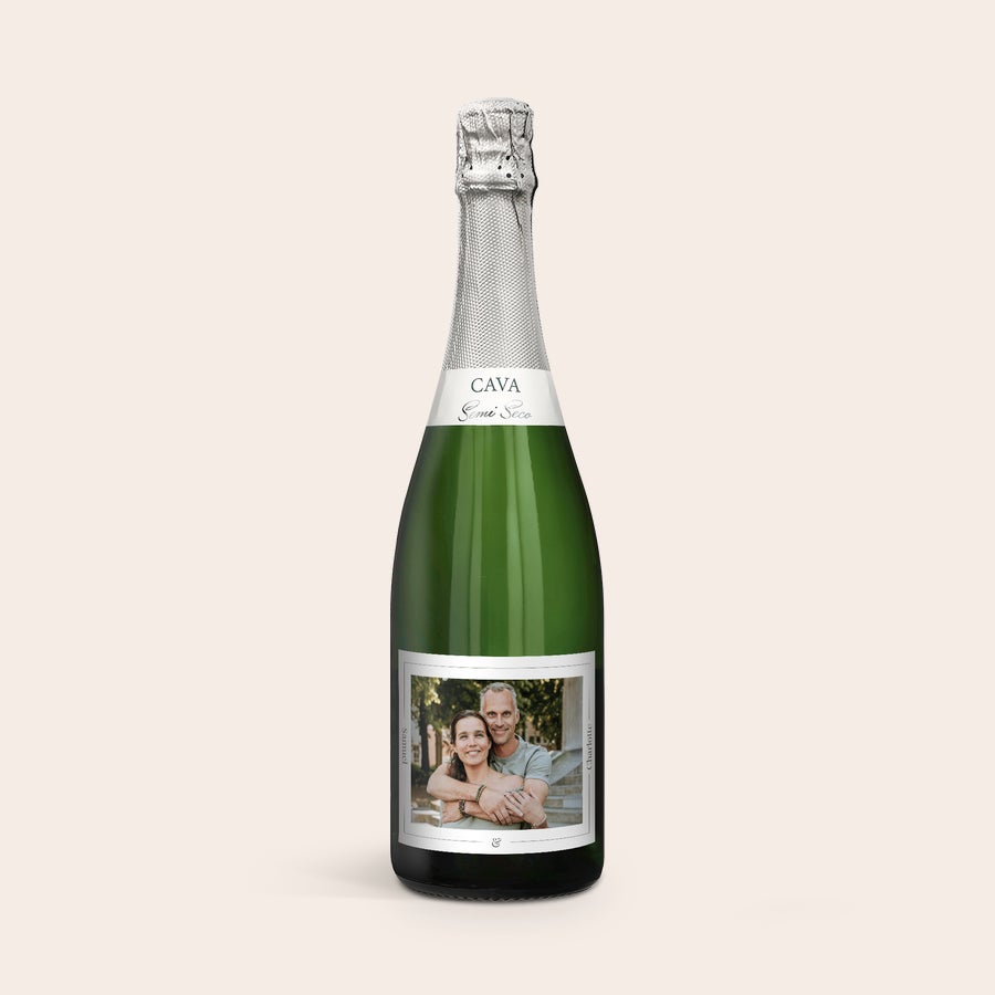 Personalizowana Cava - Palau Semi-Seco - 750ml Szampan Cava Palau Semi Seco z etykietą ze zdjęciem pary "Samuel i Charlotte" i personalizacją