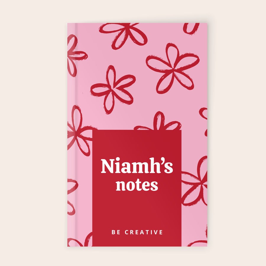 Caiet personalizat Notebook roz personalizat cu flori roșii, textul Niamh's notes și Be creative.