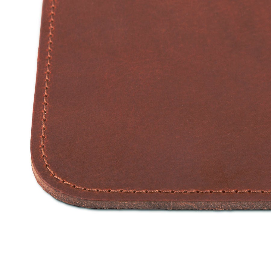 Set suport pahare personalizat Suport de pahare din piele maro, cu cusături decorative. Păstrează orice suprafață perfectă cu suporturi de pahare din piele gravate.