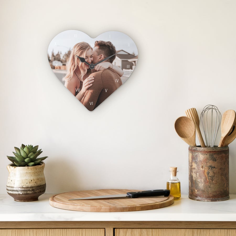 Wandklok bedrukken - Hartvormig Hartvormige wandklok bedrukt met een foto van een stel en romeinse cijfers
