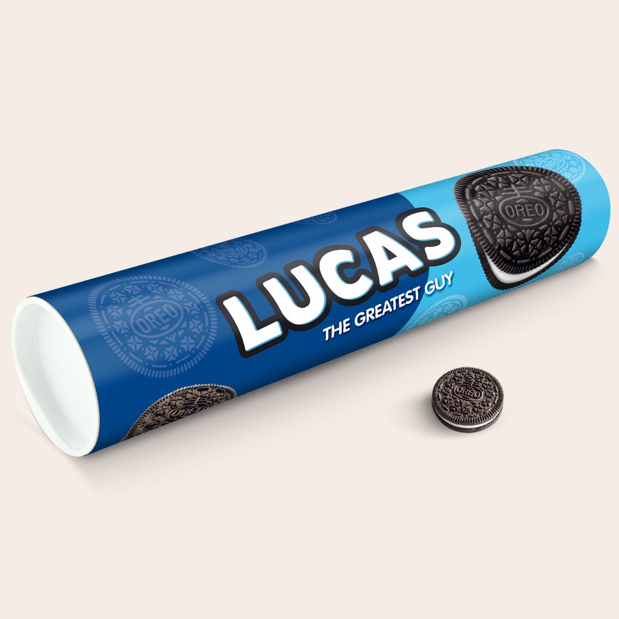 Mega Oreo v dárkové krabičce se jménem a fotografií Mega Oreo dárkové balení s modrým obalem, jménem LUCAS a textem THE GREATEST GUY