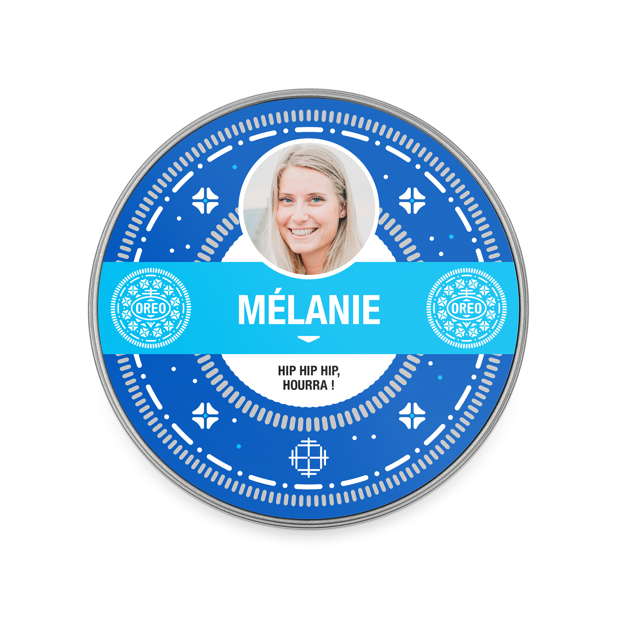 Boîte cadeau Oreo personnalisée avec la photo de Mélanie, son nom et le texte Hip Hip Hip Hourra sur fond bleu.