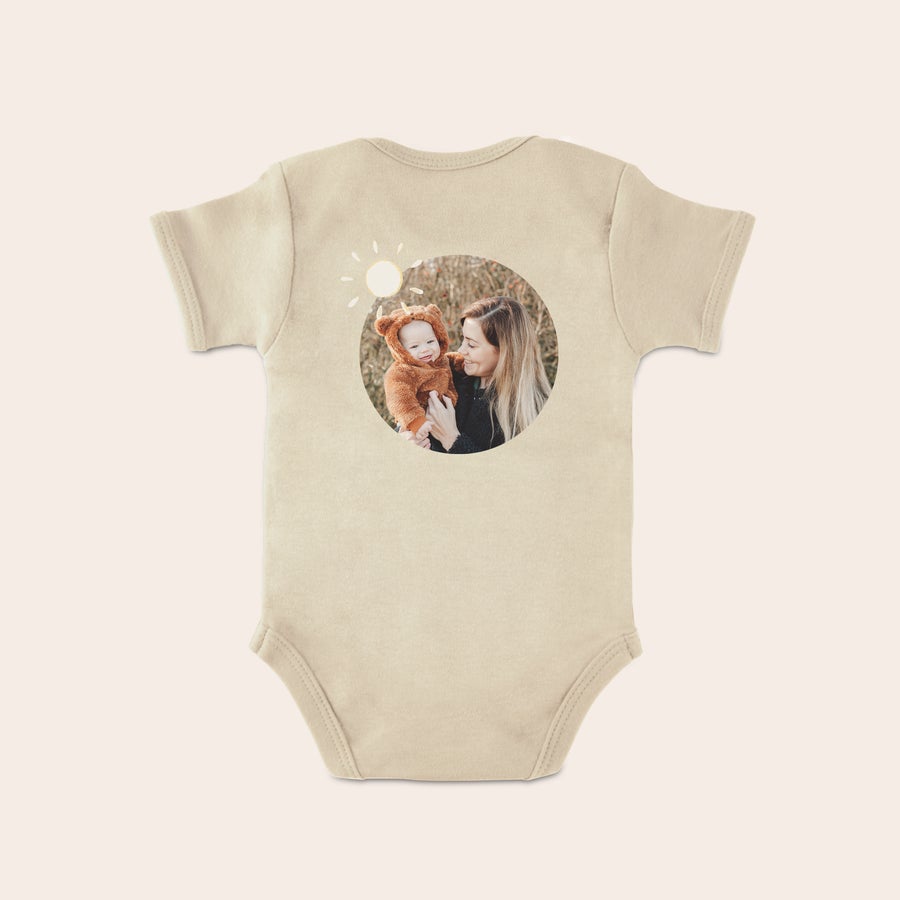 Baby body med tryk Baby body med tryk af et personligt foto af en mor og baby omgivet af en tegnet sol