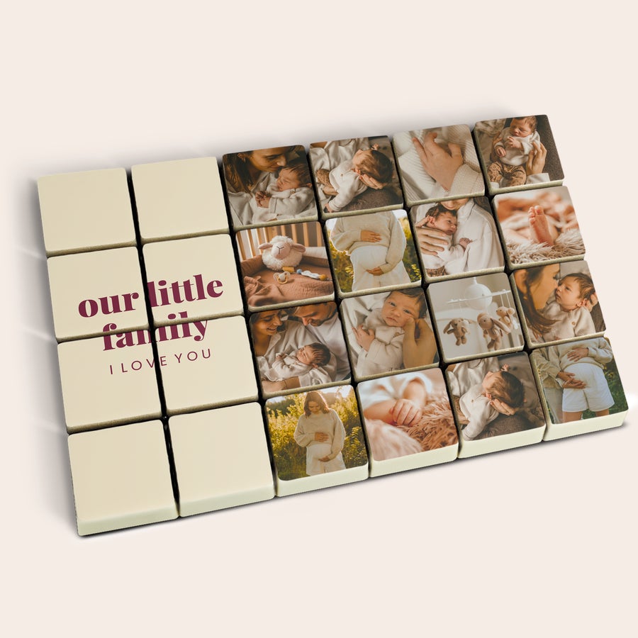 Foto på sjokoladebiter Et sett med personlige sjokolader, trykket med ulike familiebilder og teksten "Our Little Family I love you".