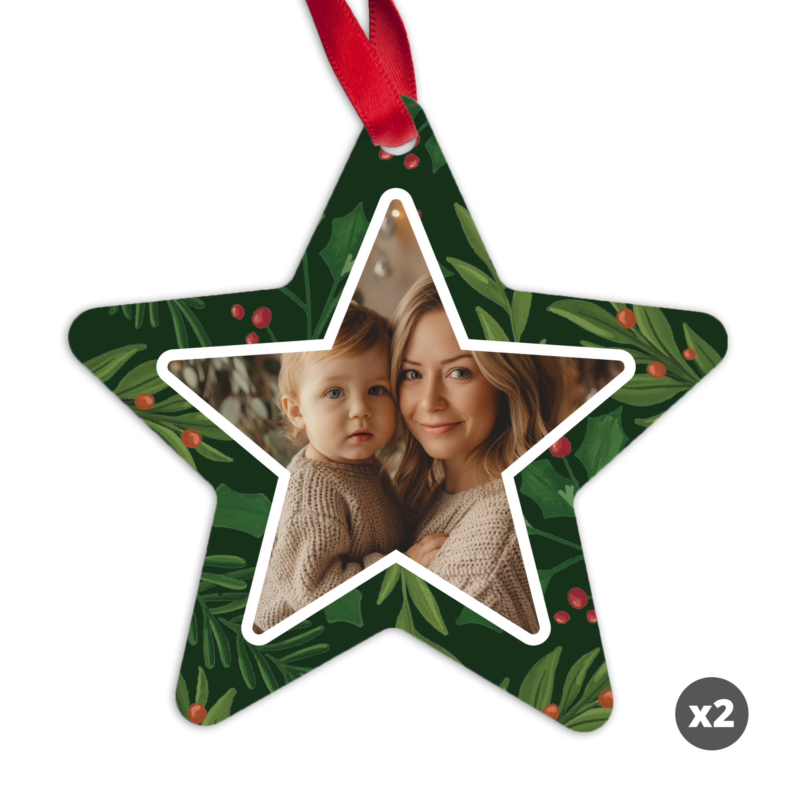 Ein Weihnachtsornament aus Aluminium in Sternform, mit dunkelgrünem Blätter- und Beerenmuster und einem personalisierten Foto einer Mutter mit Kind, aufgehängt an einem roten Band.