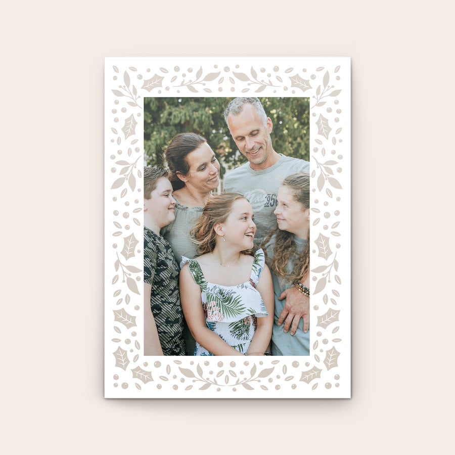 Gratulationskort - Jul Vitt personligt gratulationskort med en familjebild och mönster i beige bladdesign tryckt runt bilden.