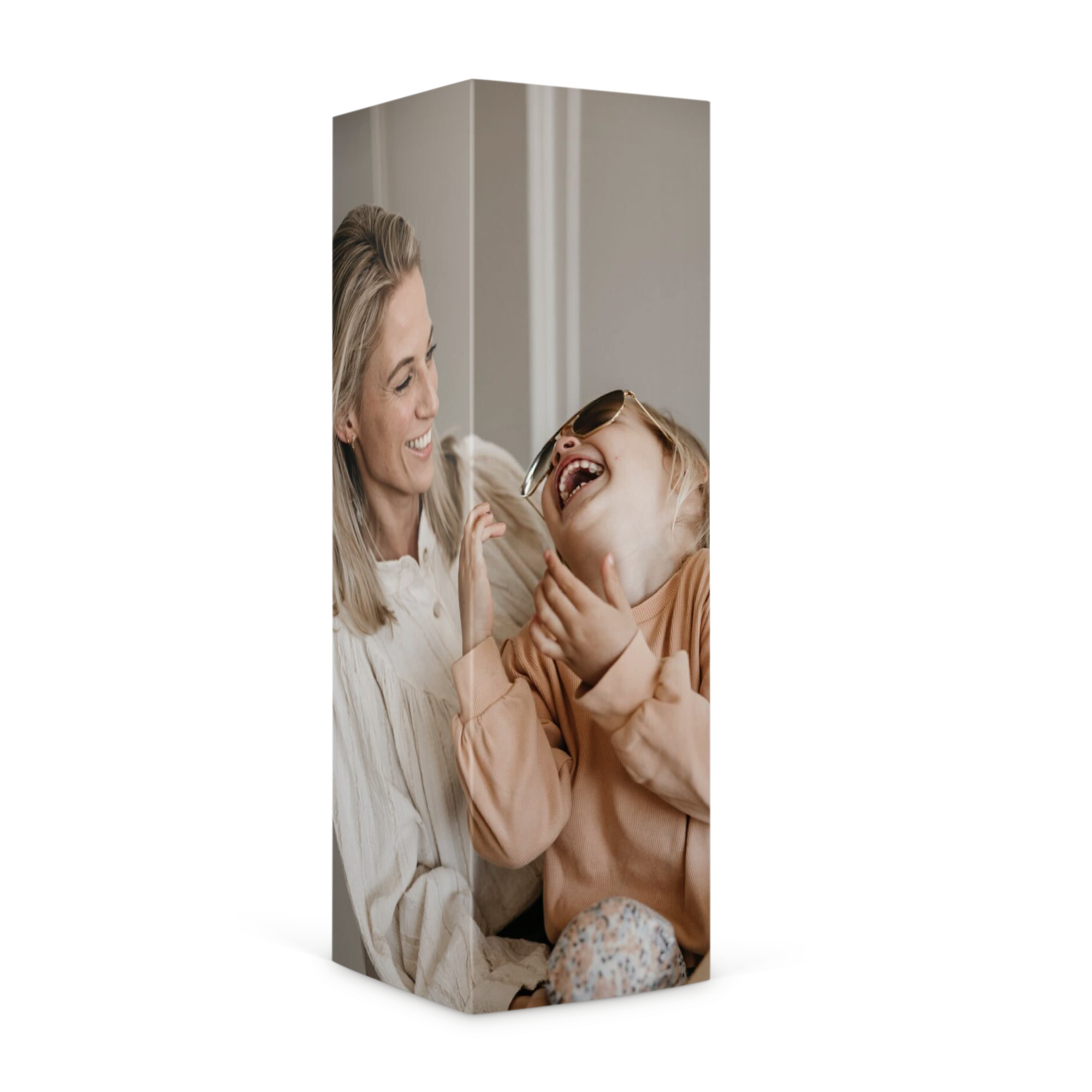 Caixa de presente personalizada com foto impressa de uma mãe e filha, cheia de nozes.