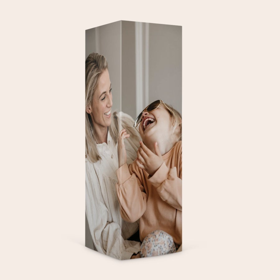 Cutie cadou personalizata - Nuci Cutie cadou personalizată cu o fotografie imprimată, în care o mamă zâmbitoare se joacă cu fetița ei.