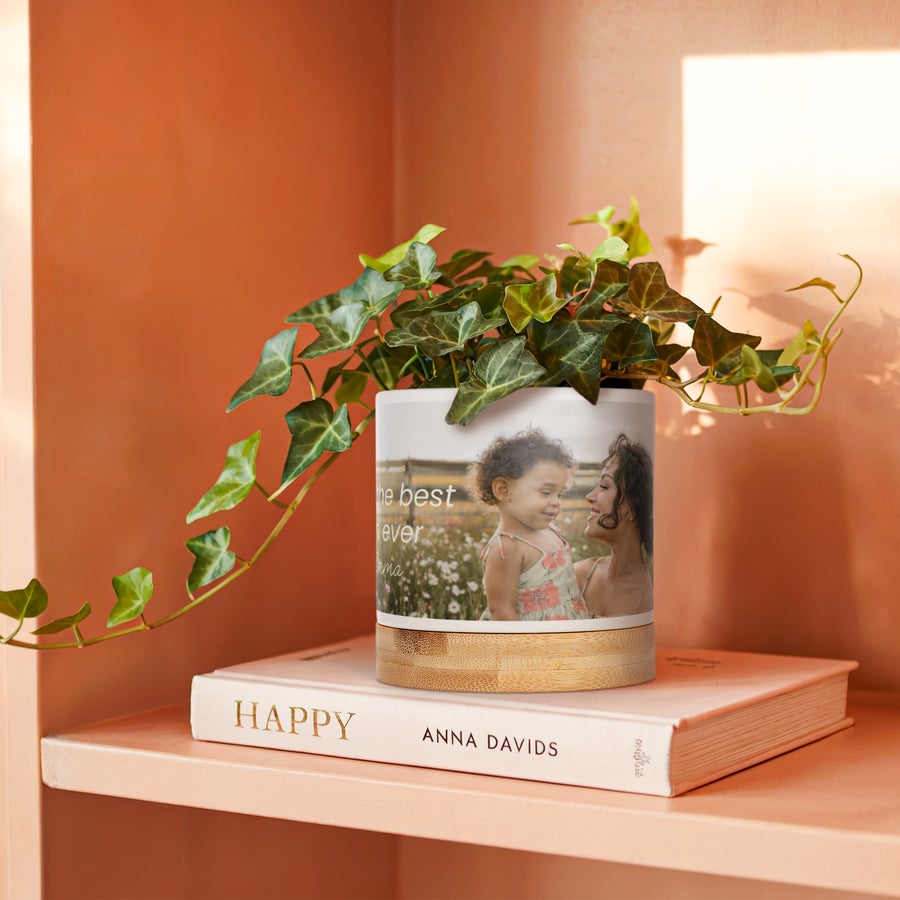 Ghiveci de flori personalizat Ghiveci personalizat din ceramică cu bază de bambus, imprimat cu o fotografie mamă-fiică și textul the best ever mama, oferă-le verdeață cu o notă personală.