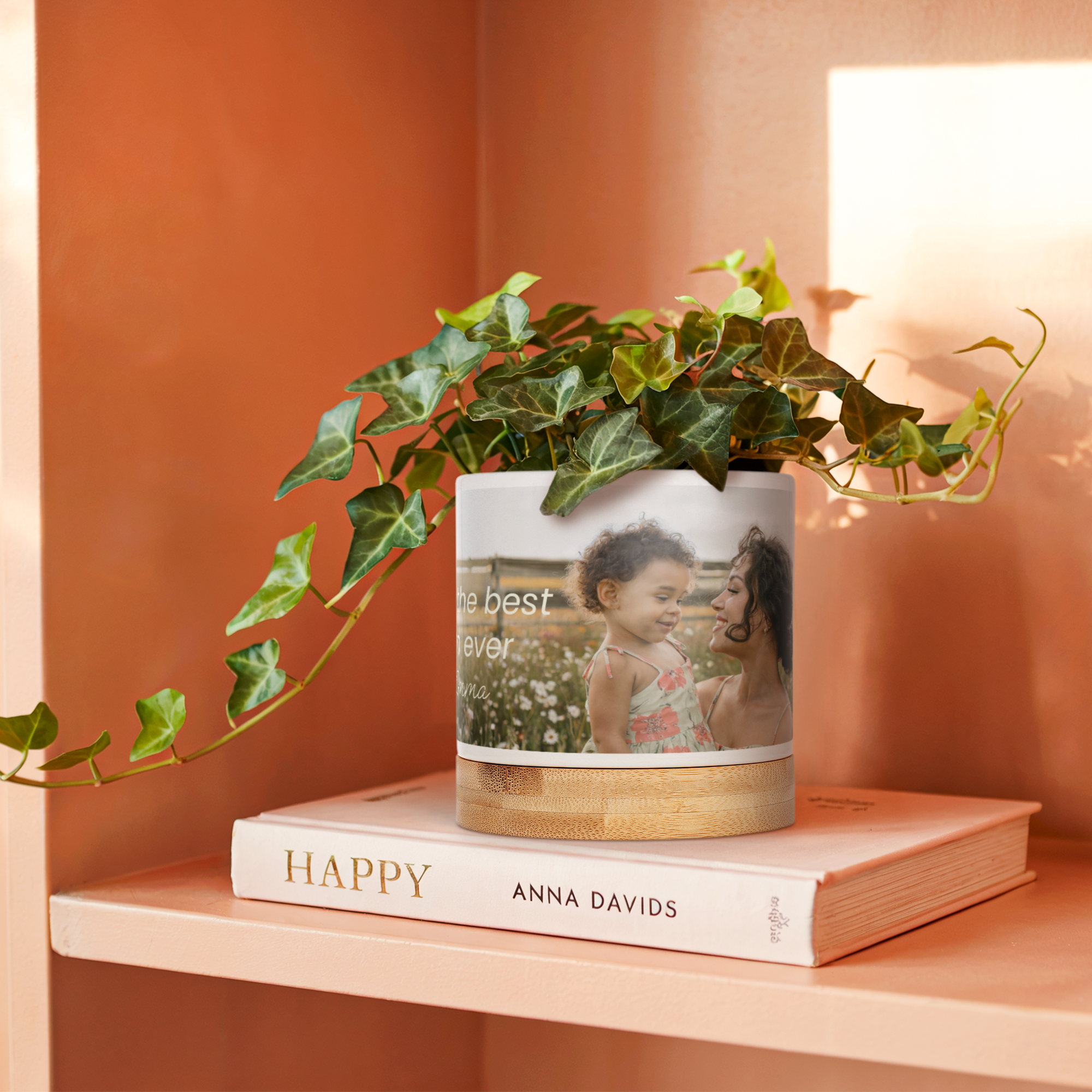 Vaso personalizzato in ceramica con stampa di foto mamma e figlia, base in bambù. Regala loro del verde con un tocco personale