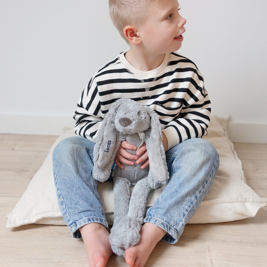 Rabbit Richie Bamse med navn - Kanin Blød grå kanin bamse med navn Lucas broderet på øret, holdt af et barn.