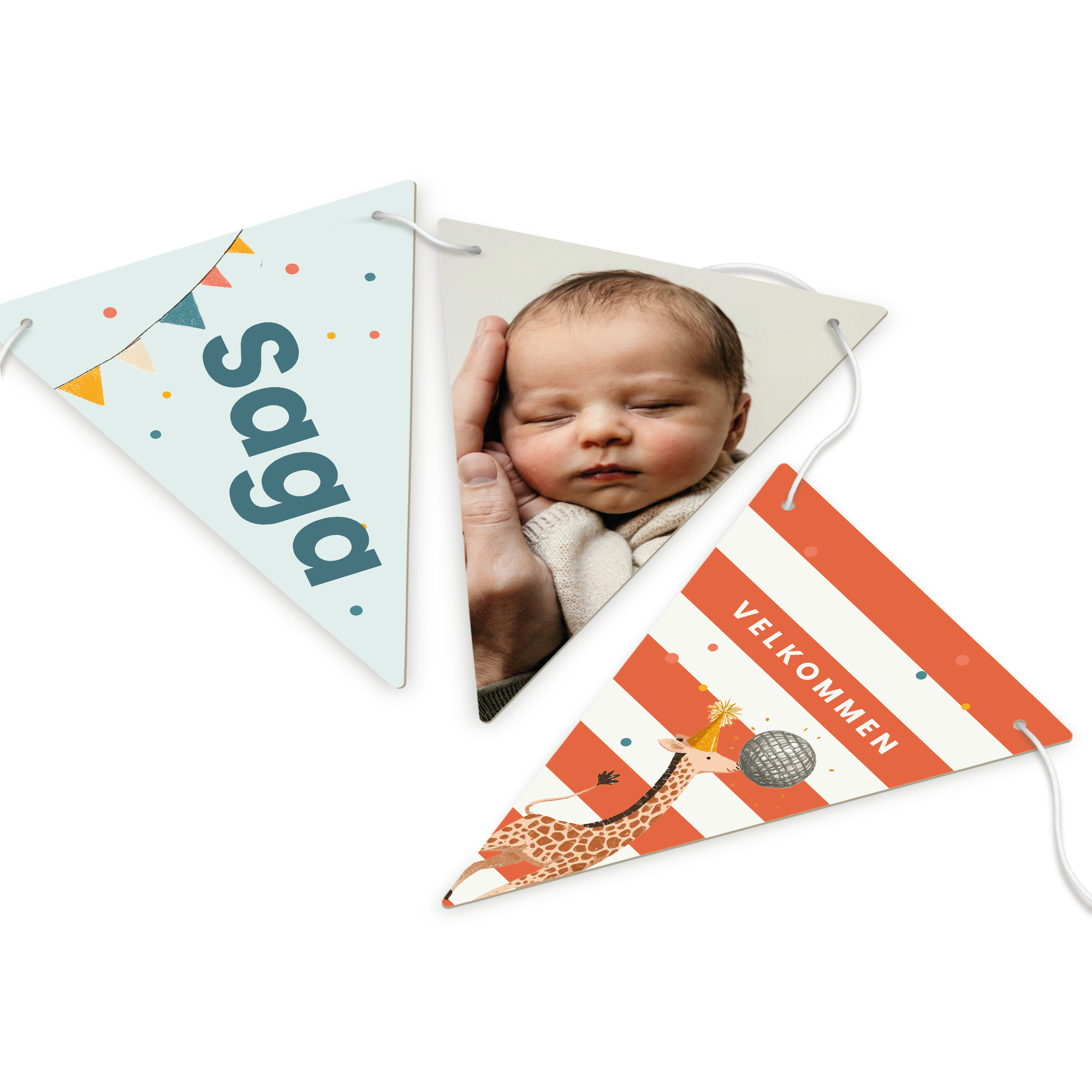 Personliggjort guirlande - Trekant - L - 10m med barnets navn "Saga", et printet babyfoto og teksten "Velkommen" i festligt design.