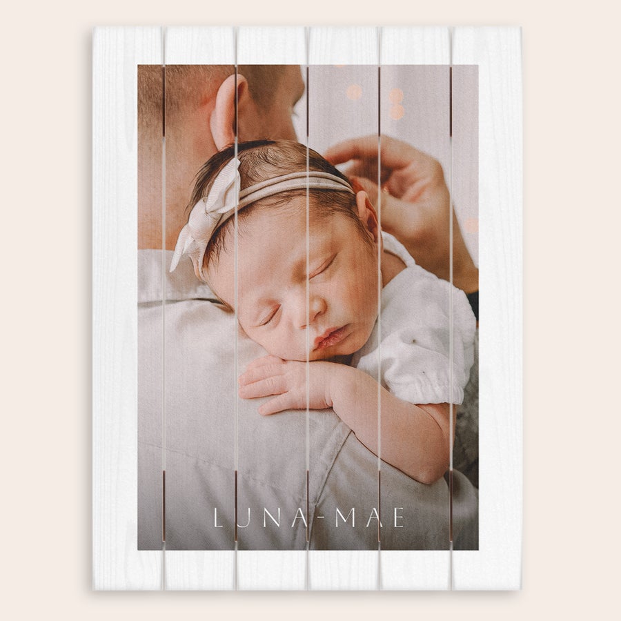 Foto på træ Fotoprint på træplanker med baby LUNA-MAE sovende på en voksens skulder, lav dit eget billede på træplanker