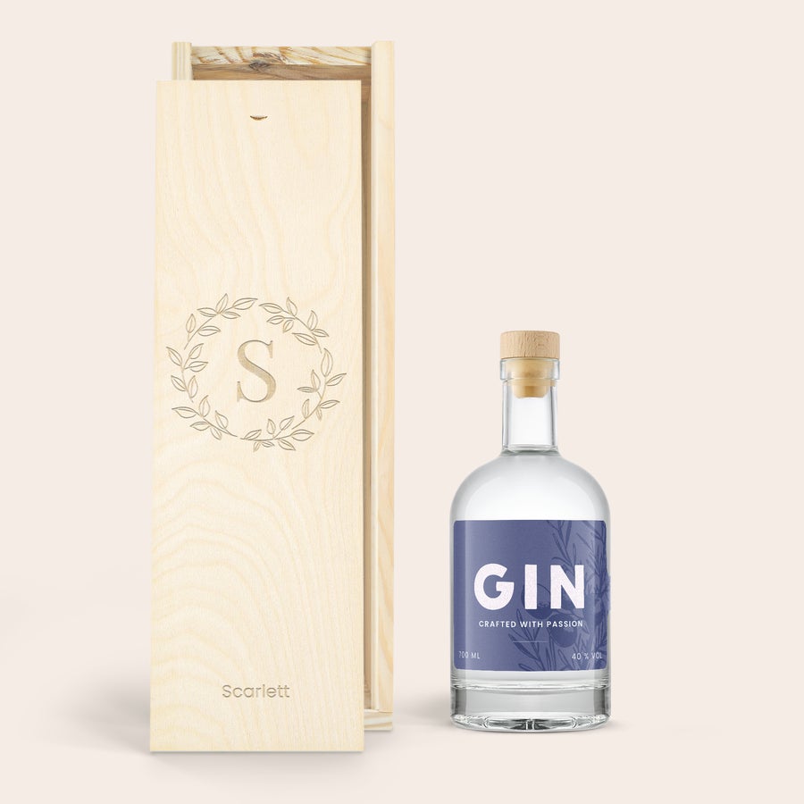 Personalised gin gift - YourSurprise - Engraved wooden case Bottle of gin in an engraved wooden case with a personalized initial and name