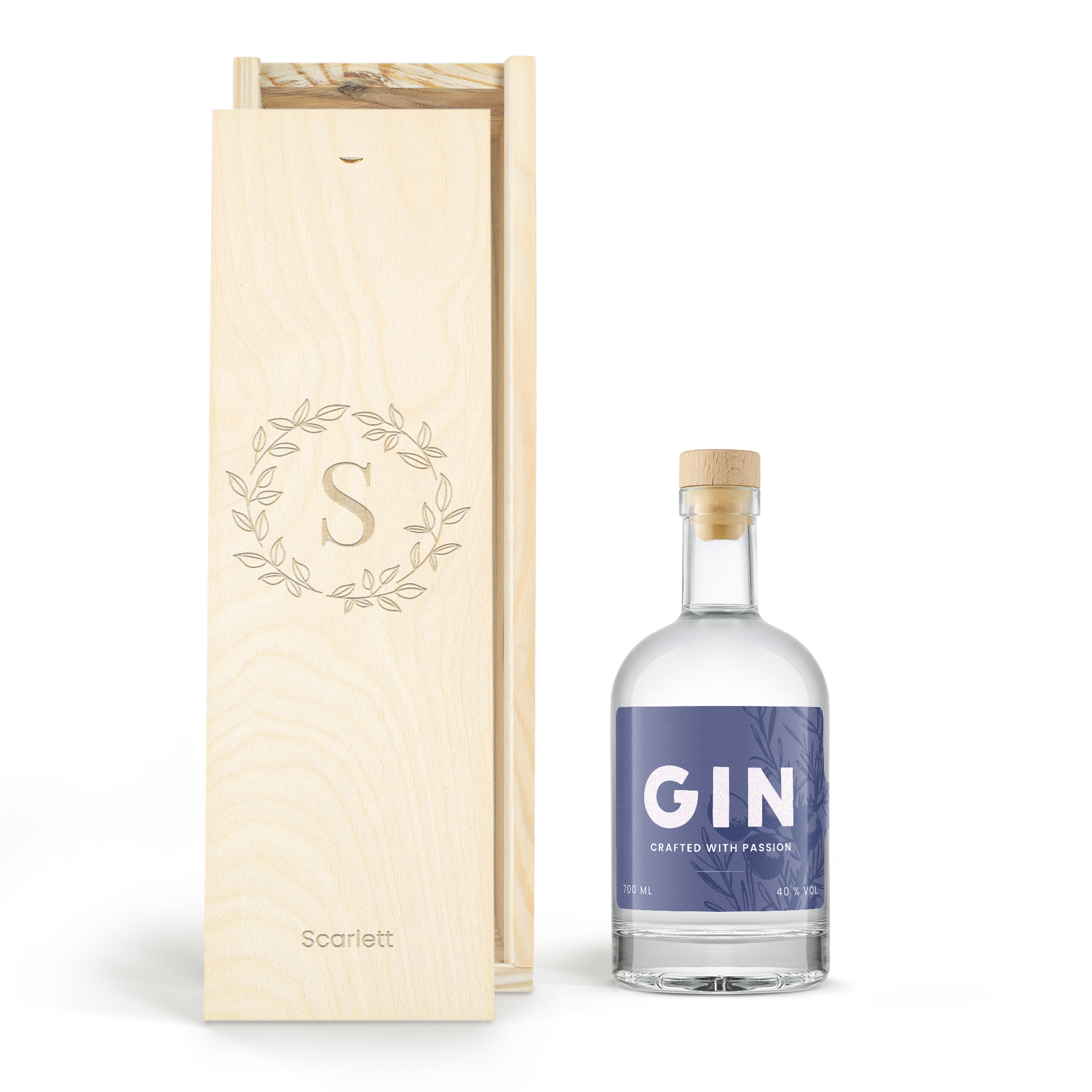 Fles gin met gegraveerde kist met initiaal S omringd door bladeren en naam Scarlett