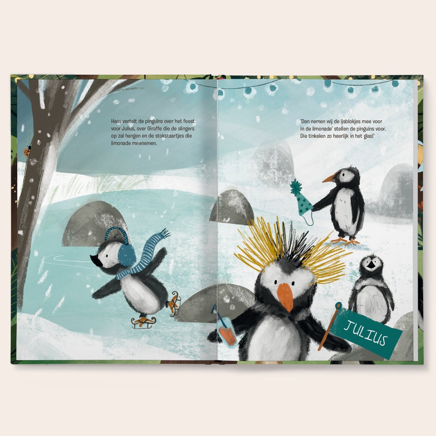 Boek Het grote feestboek personaliseren Een open Boek met naam - Het grote feestboek - Softcover met gepersonaliseerde illustraties van pinguïns, inclusief de naam Julius op een vlag.