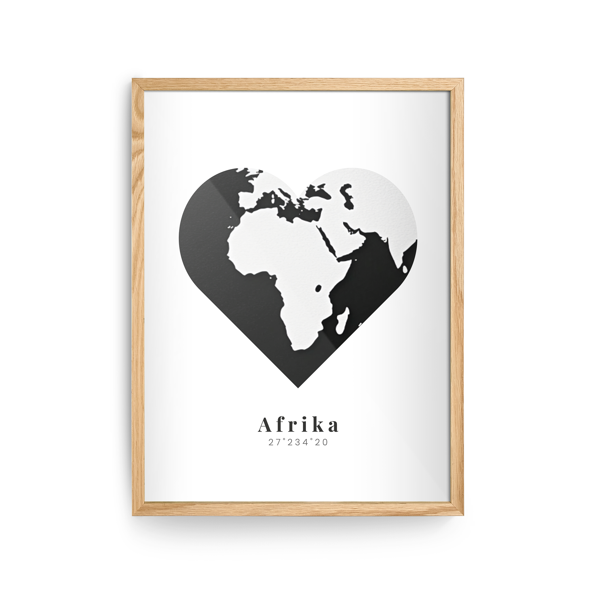 Personlig plakat med trykt verdenskort i hjerteform, teksten "Afrika" og koordinaterne "27°234°20", i en træramme.