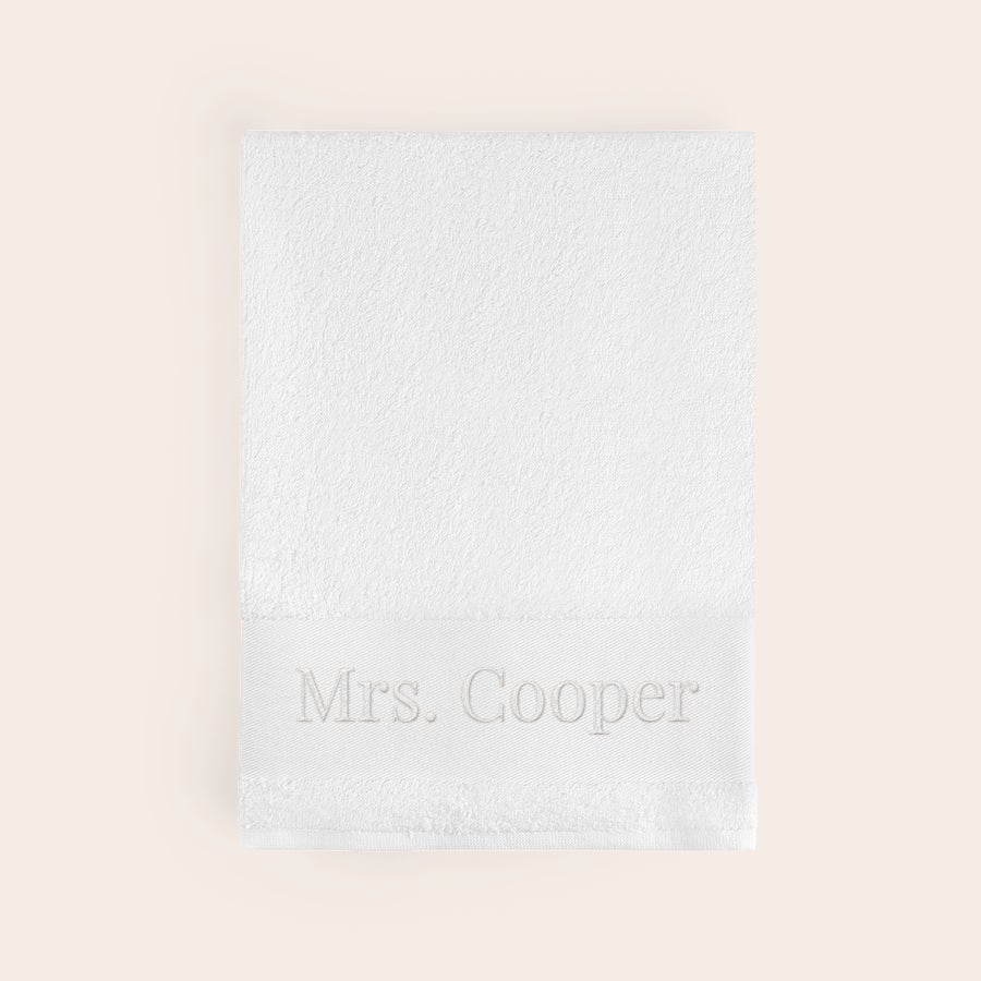 Osuška s textem Personalizovaná bílá osuška s vyšitým jménem Mrs Cooper, vytvořte něco speciálního
