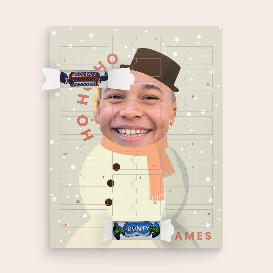 Személyre szabott Mars miniatűr adventi naptár Személyre szabott Mars miniatűr adventi naptár fiú fotójával és nyitott ajtókkal, melyeken Snickers és Bounty látható