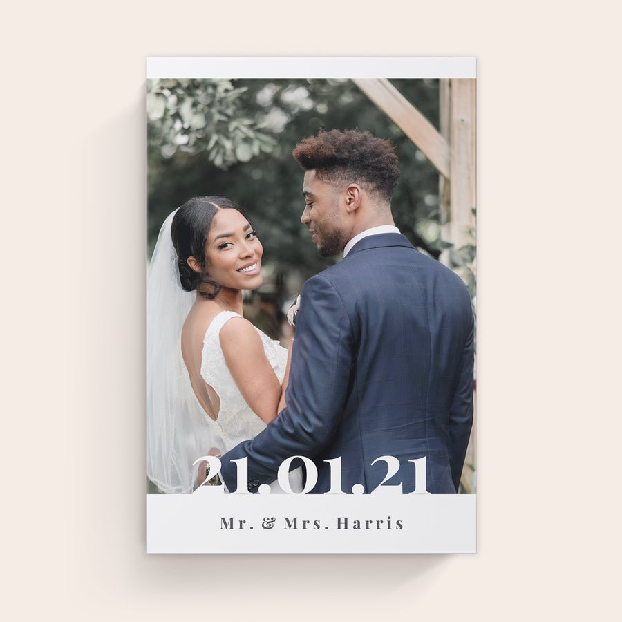 Obraz na plátně Foto na plátně s tiskem svatební fotografie páru s datem 21.01.21 a textem Mr. & Mrs. Harris