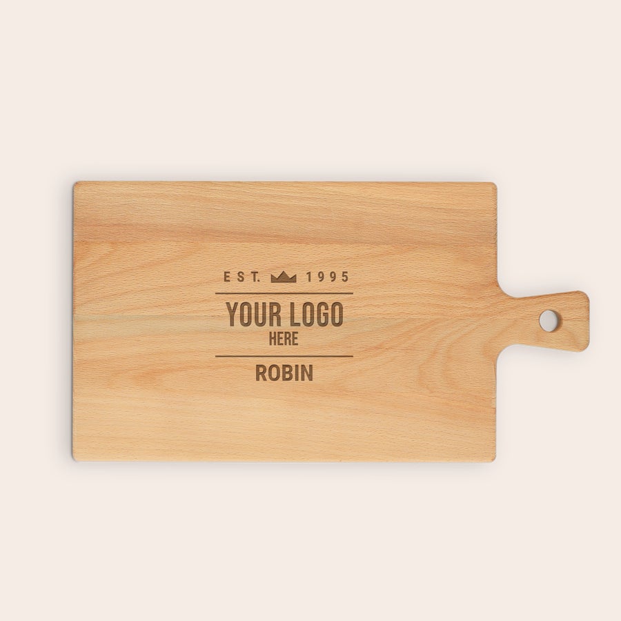Tagliere in Legno Personalizzato Tagliere in legno personalizzato con manico, inciso con "EST. 1995", "YOUR LOGO HERE" e il nome "ROBIN".