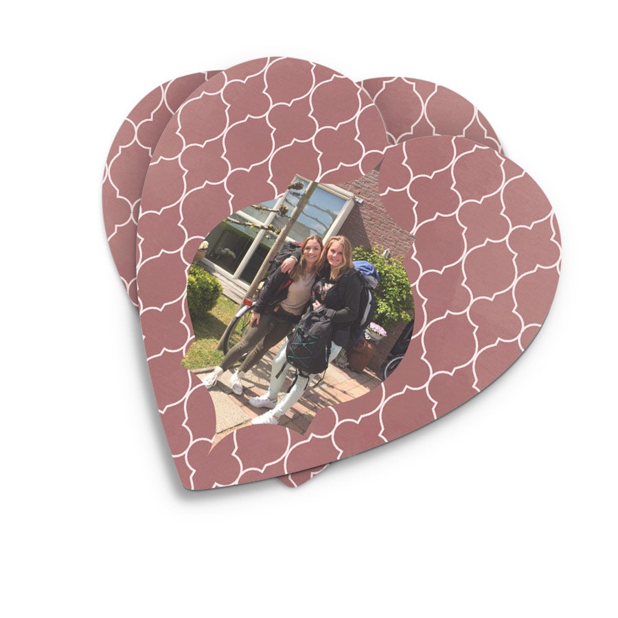 Set de două suporturi de pahare personalizate, în formă de inimă, imprimate cu o fotografie a două fete zâmbitoare și un model clasic. Păstrează orice suprafață perfectă cu suporturi de pahare personalizate.