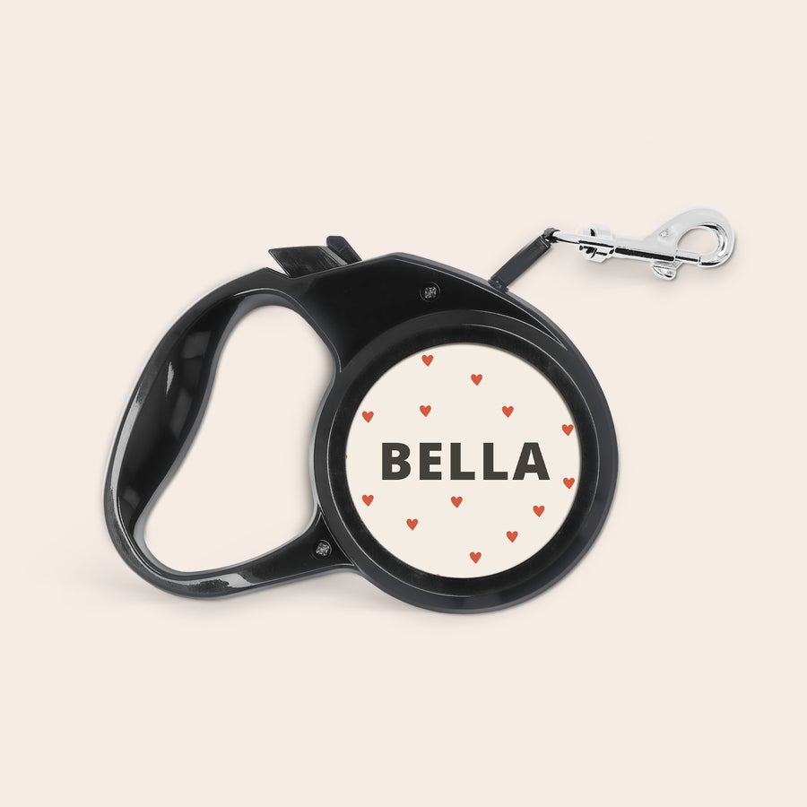 Correa para perro personalizada - 2m Correa para perros personalizada negra con un disco impreso de la palabra BELLA rodeada de corazones rojos.
