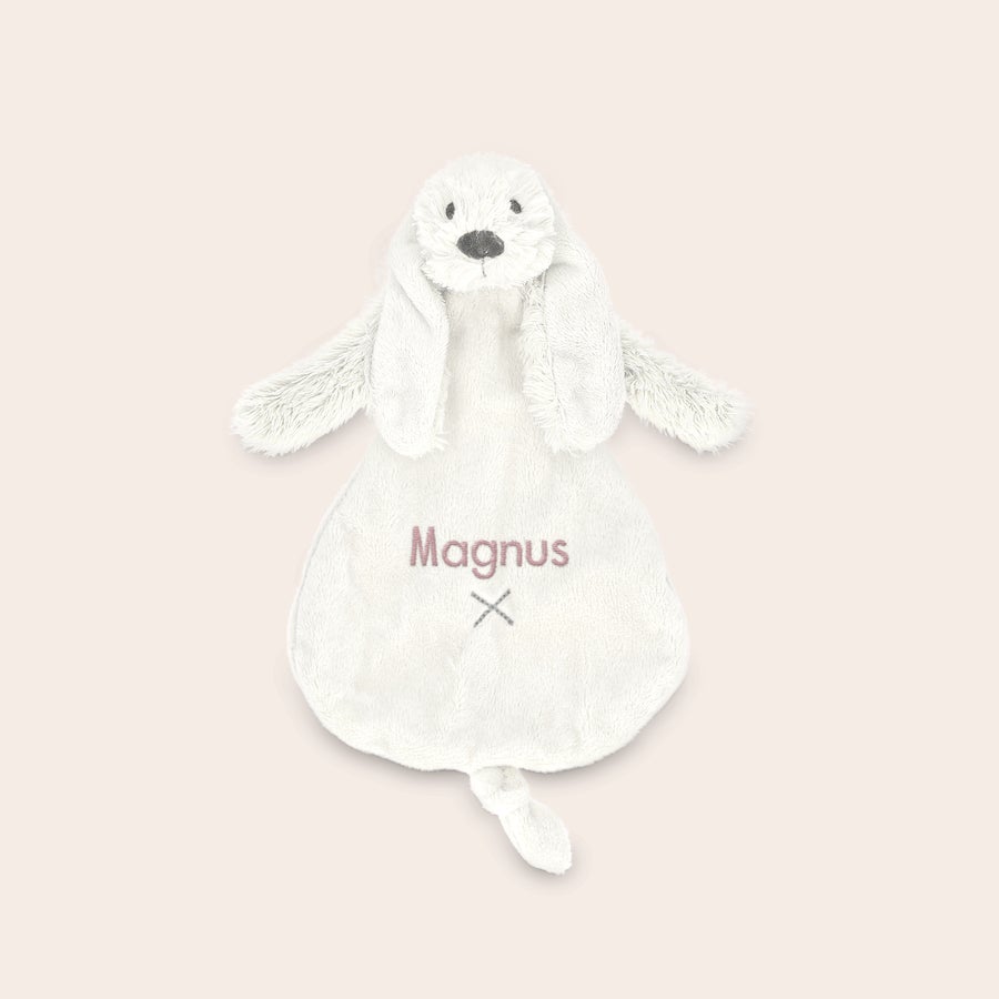 Personlig Rabbit Richie kosekanin Hvit kosekanin fra Rabbit Richie med brodert navn "Magnus" i rosa tekst