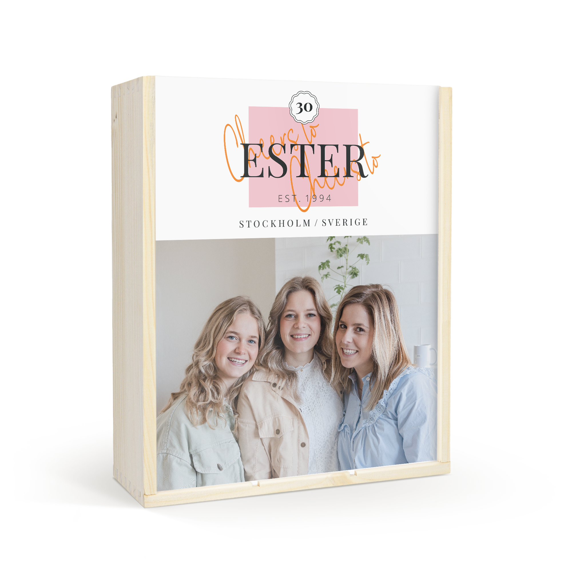 Ett lyxigt träfodral med personligt tryck, ett foto och texten "Cheers to Ester Est. 1994 Stockholm Sverige".