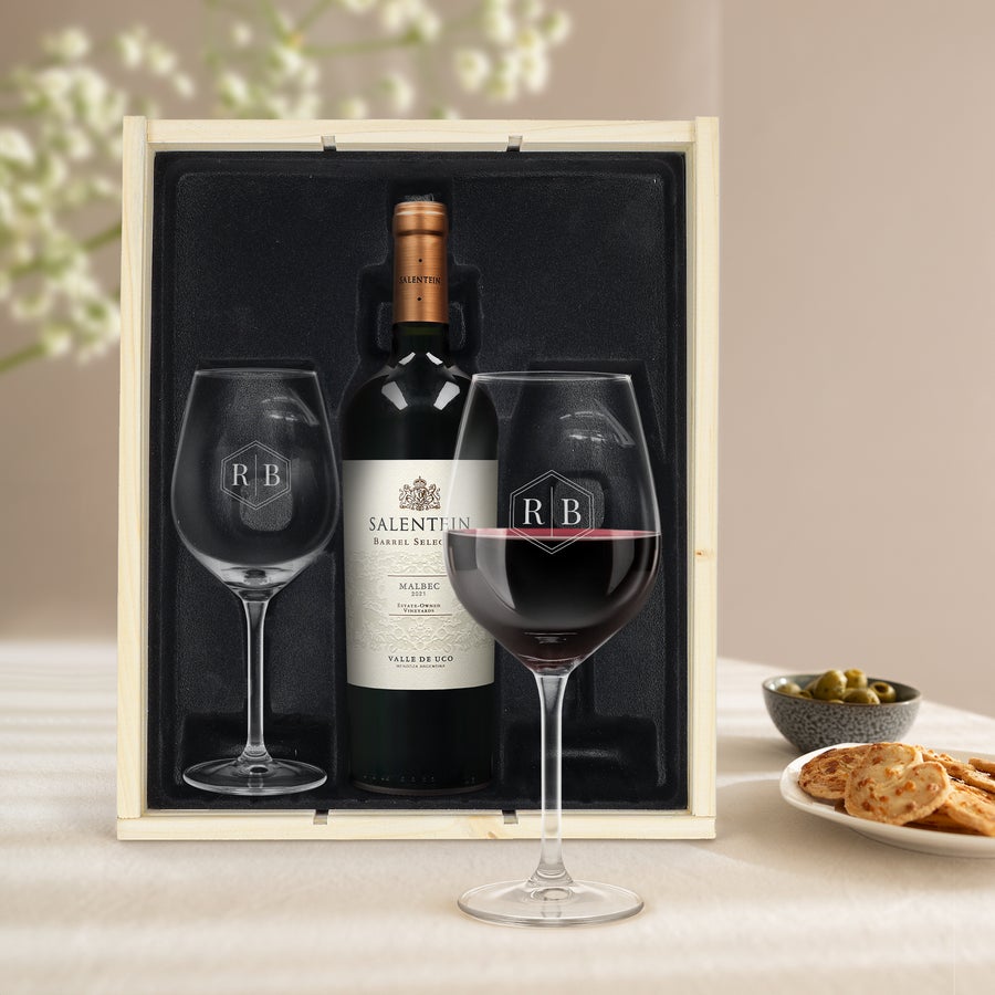 Vin Salentein Malbec personnalisé Un coffret de Salentein Malbec avec deux verres à vin gravés des initiales RB, l'un rempli de vin.