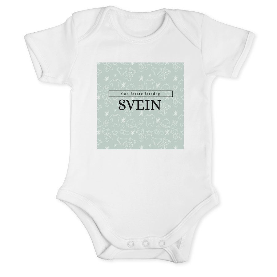 Hvit babybody med trykt tema for "Feire pappas første farsdag" og tilpasset navnet SVEIN